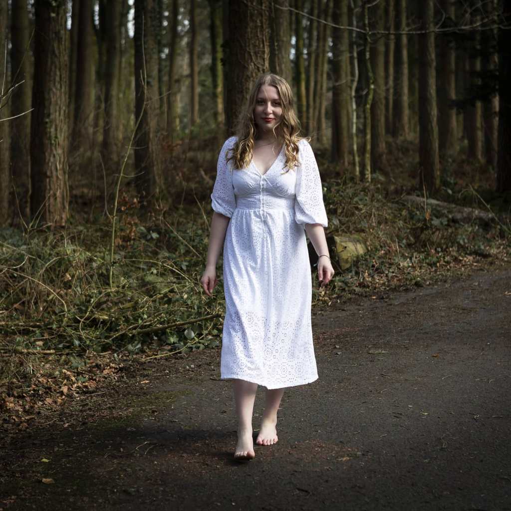 Single Review: Emi V – Walking&nbsp;Away