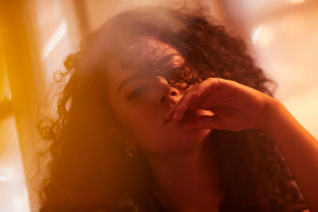 Single Review: Kate Gratson – Next to&nbsp;Me